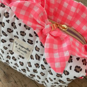 Trousse de toilette léopard avec volants vichy rose fluo création artisanale Armelle.