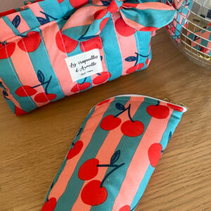 Trousse de toilette à volant cerise et trousse à pinceaux