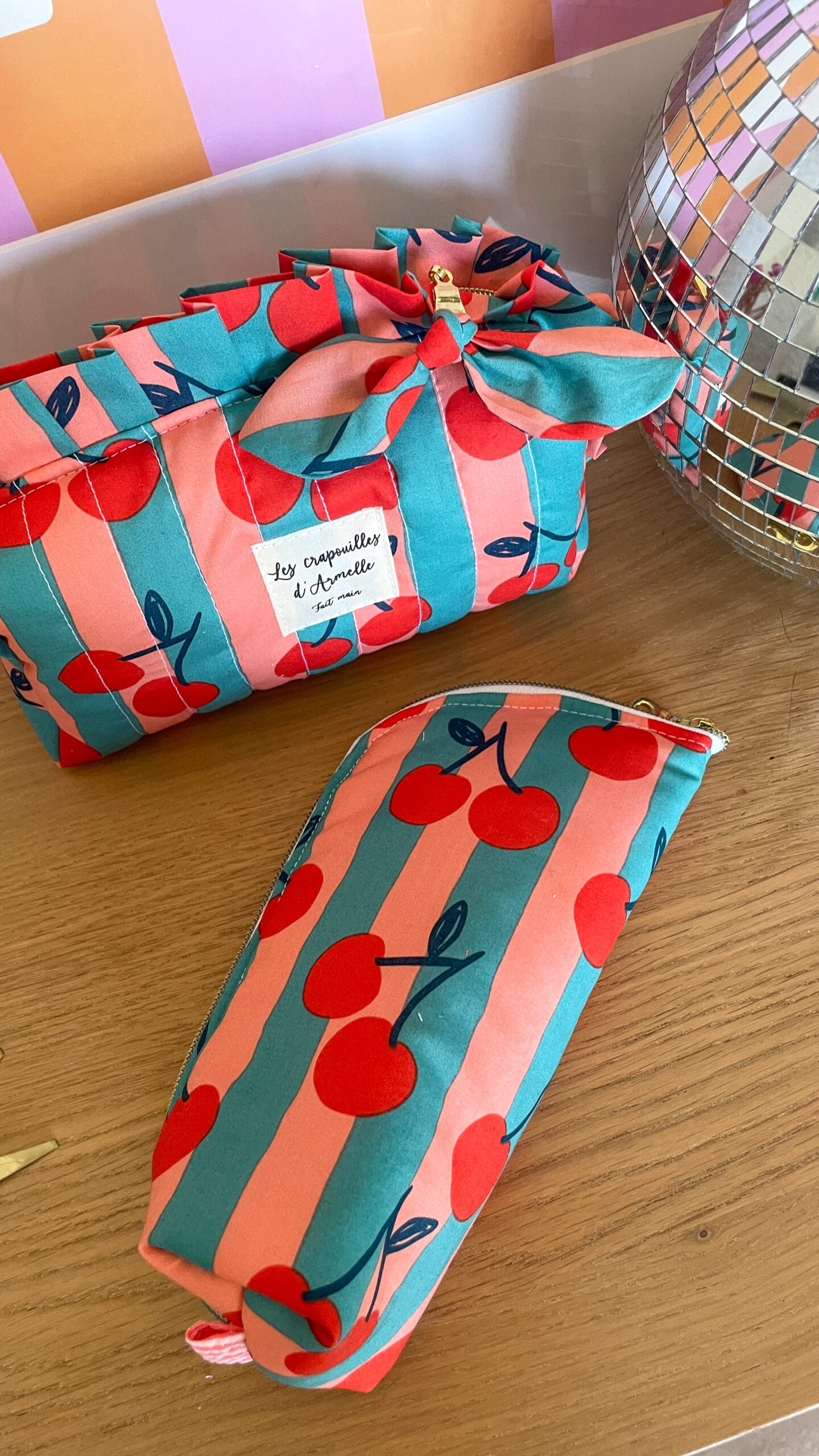Trousse de toilette à volant cerise et trousse à pinceaux