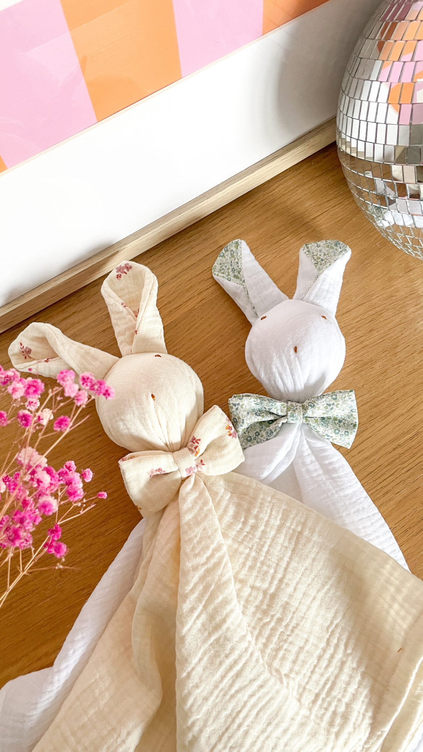 Lapin doudou d'Armelle imprimé. Doudou artisanal certifié CE par une sage-femme – Image 9