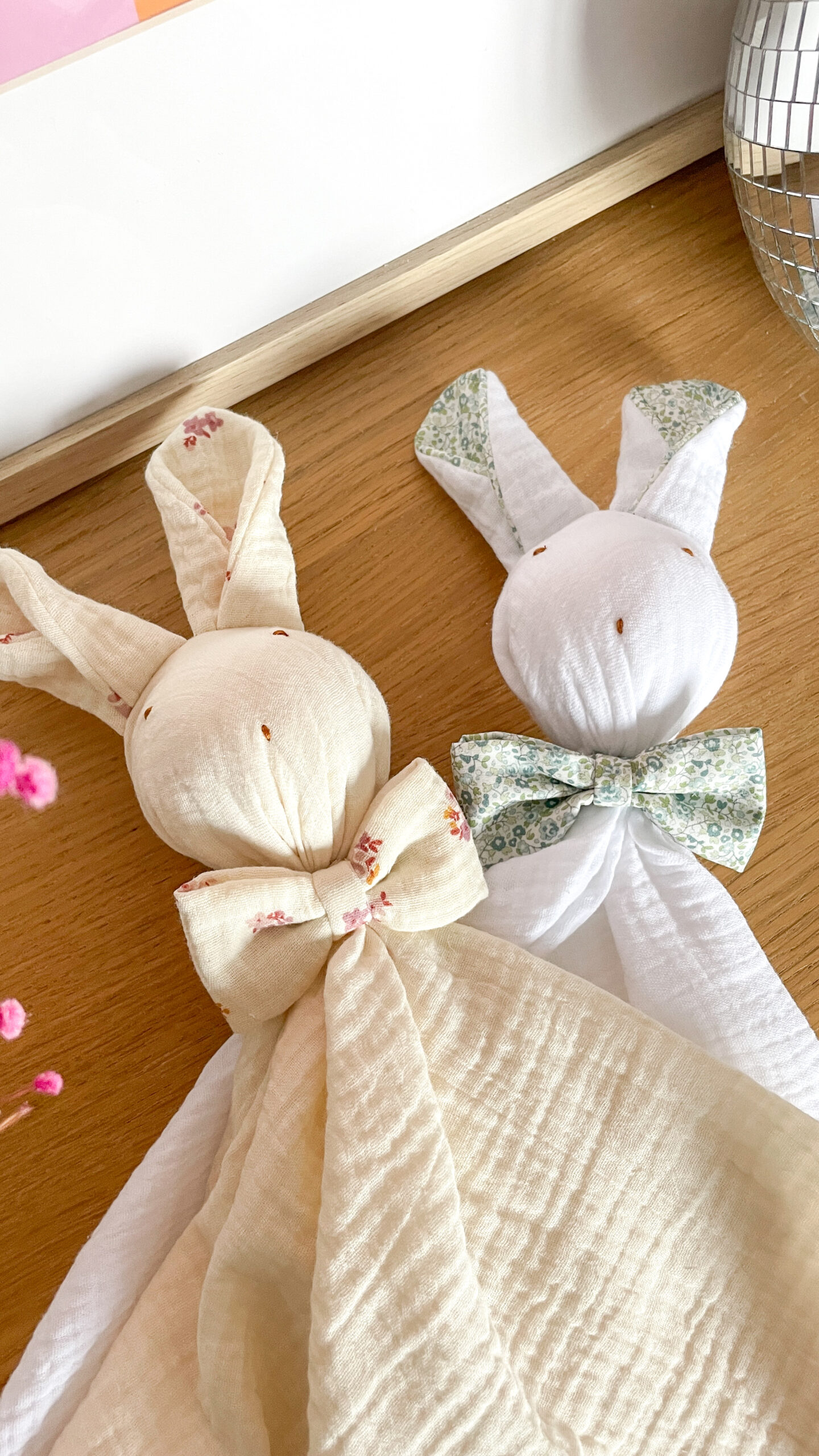 Lapin doudou d'Armelle imprimé. Doudou artisanal certifié CE par une sage-femme – Image 8