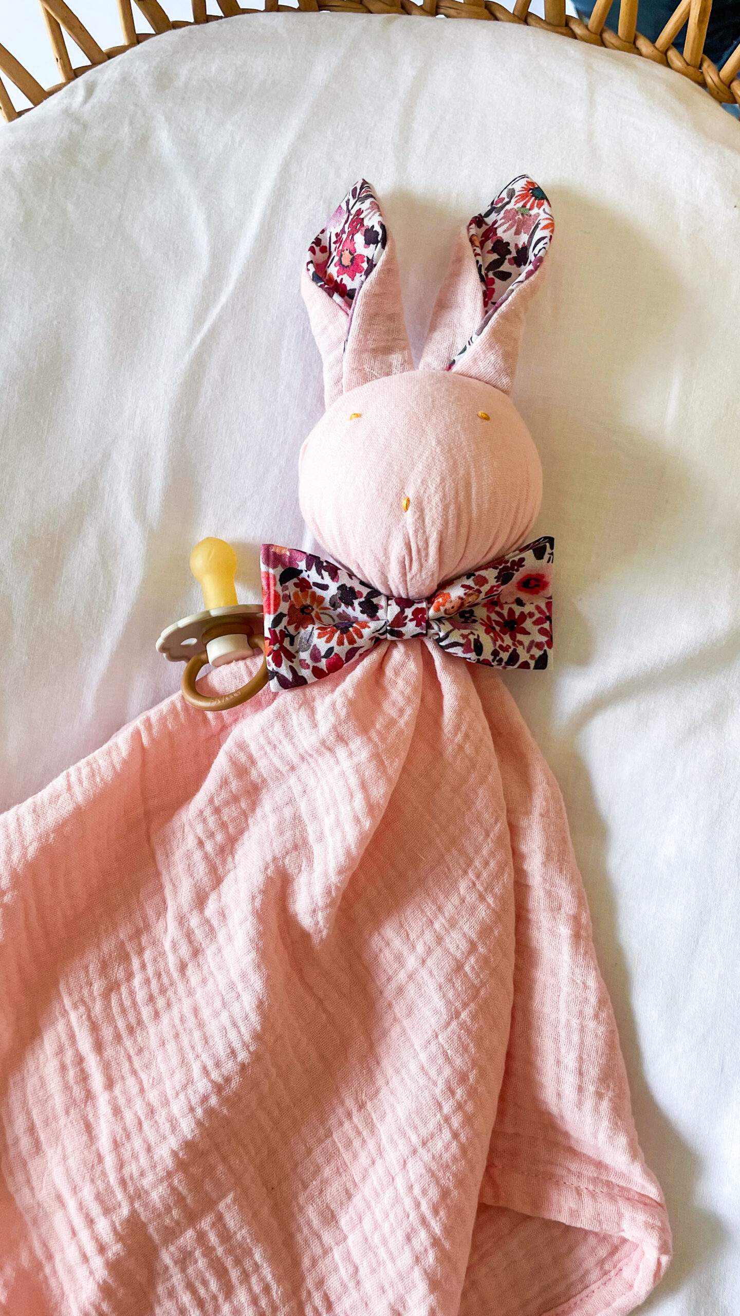 Lapin doudou d'Armelle imprimé. Doudou artisanal certifié CE par une sage-femme – Image 7