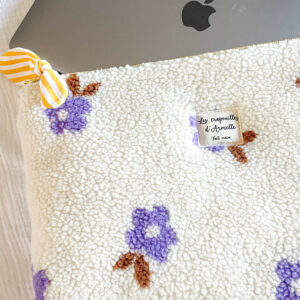 Housse d'ordinateur en moumoute fleurs violettes ultra moelleuse